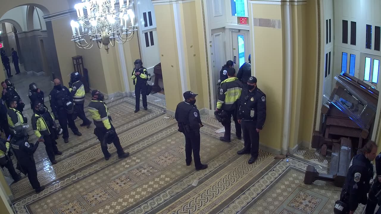 0102USCS01SenateWingDoornearS139_2021-01-06_16h25min33s450ms.mp4