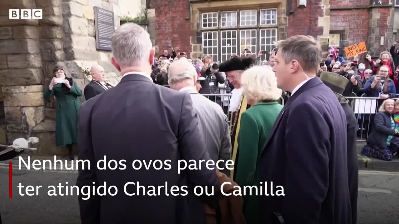 Manifestante atira ovos contra rei Charles