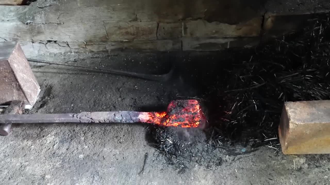 How Japanese samurai swords were made. A 75-year-old swordsman who has made 1,000 Japanese swords9