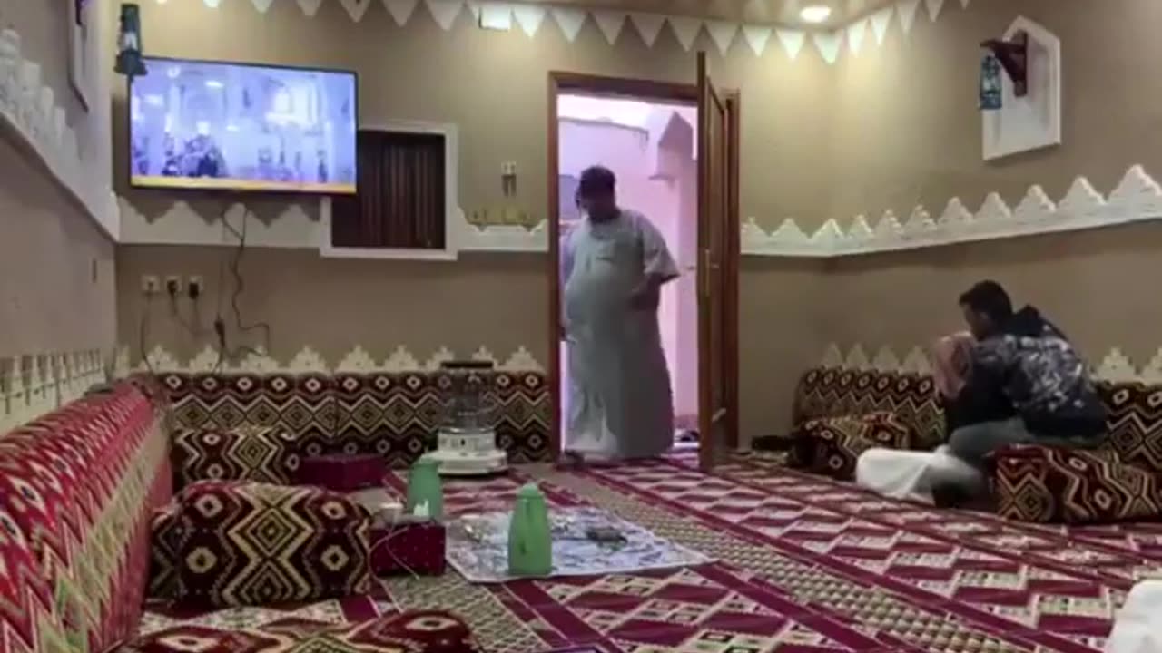 طاح قلبه من الخوف 😂😂😂😂😂 - فيديو فيديوهات مقطع مقاطع مضحكة ضحك