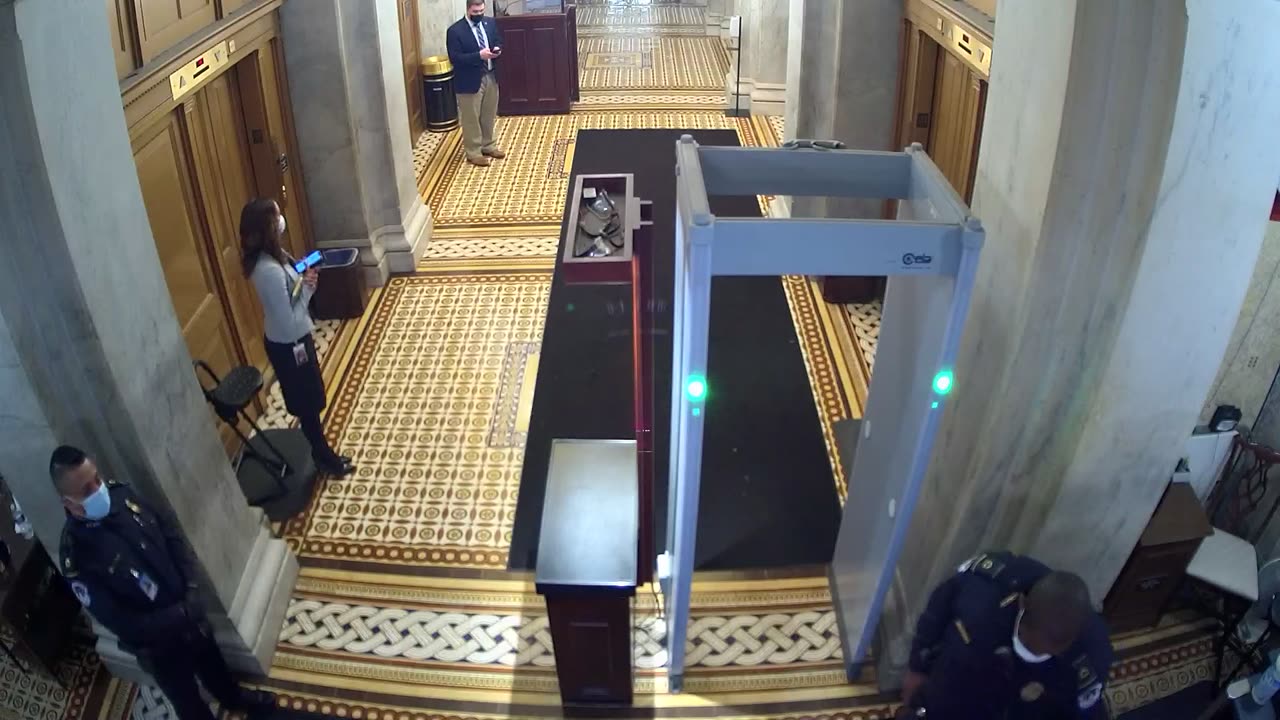 0113USCS01SenateCarriageDoor_2021-01-06_11h20min02s737ms.mp4