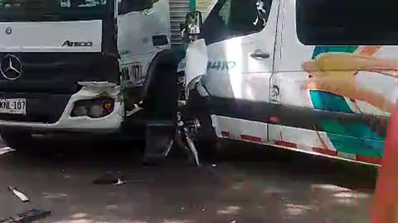 Accidente en el sector de Curos, un furgón y una buseta