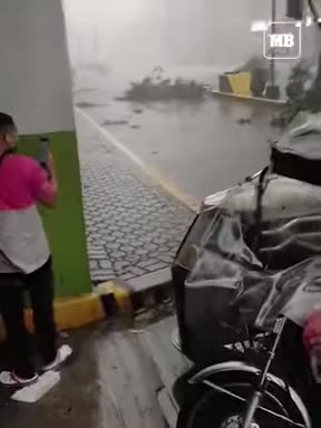 Pray ,Tornado strikes Sta. Cruz, Manila