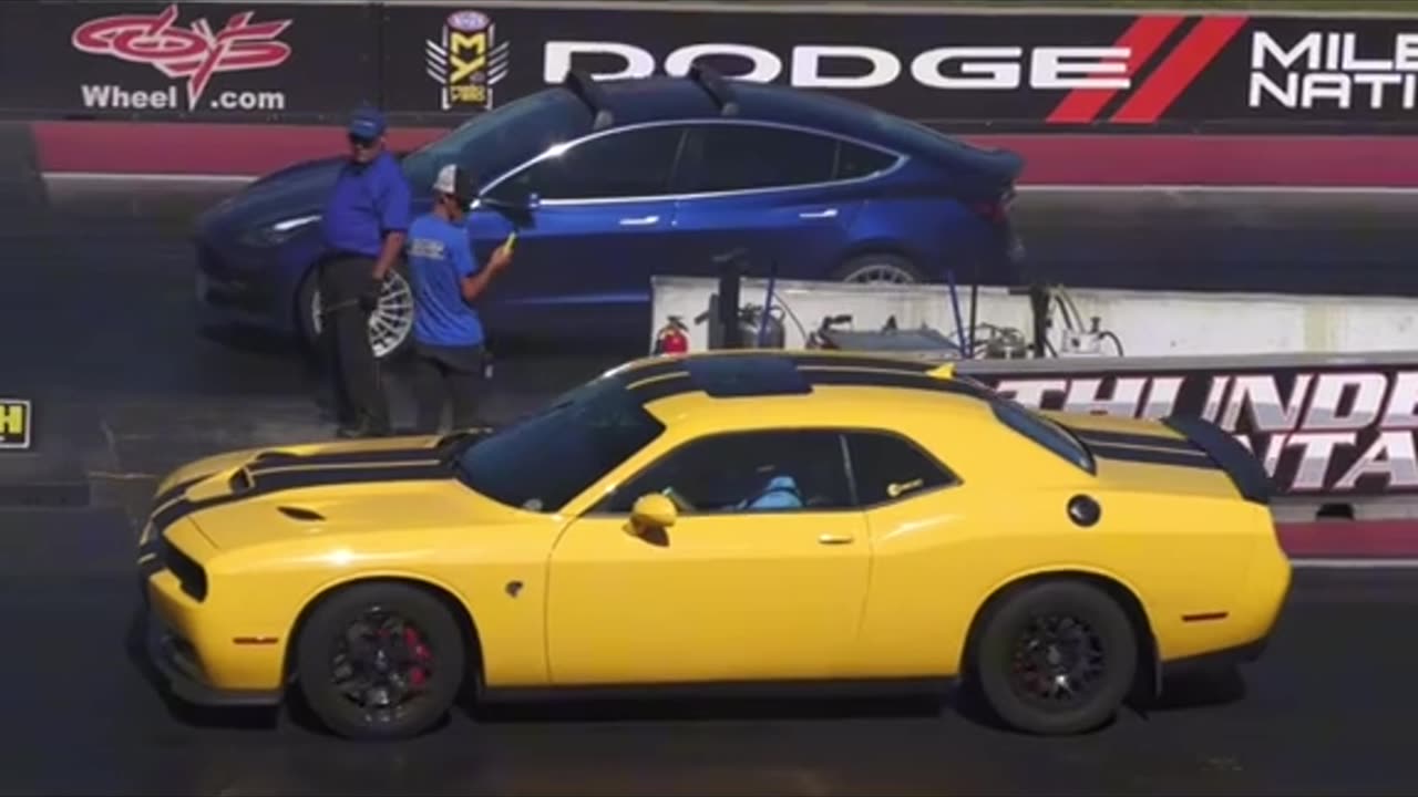 Tesla vs Hellcat "let's race"