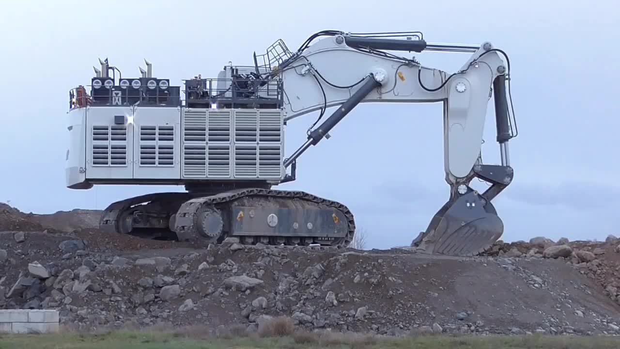 Big Excavator LIEBHERR