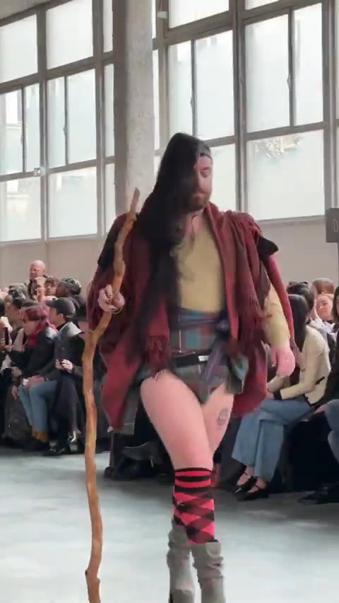 Francia | El cantante Sam Smith, sale así a la pasarela