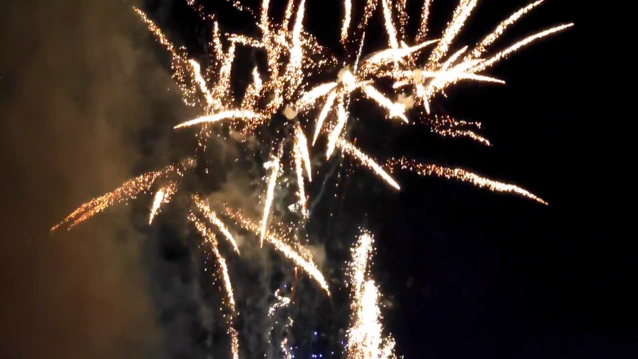 I made a wish to the fireworks, hoping that you can stay with me for a year and a year