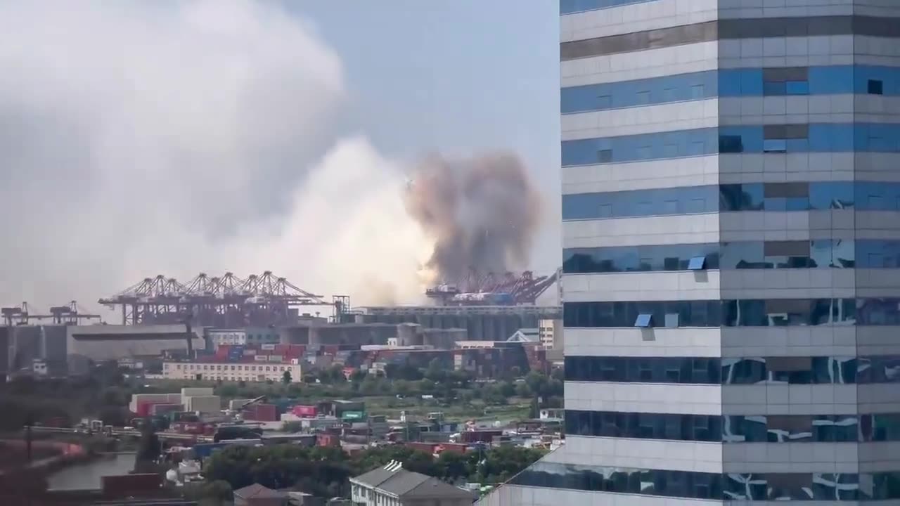 Huge Explosion Rocks Container Ship At Chinas Top Port