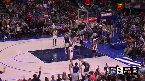 Luka throws it up and it goes! Mavs take back the lead