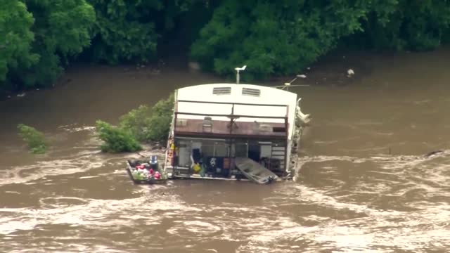 Extreme rain floods Australian towns, strands residents