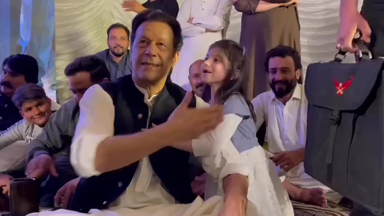 Imran khan getting loved by cute little girl