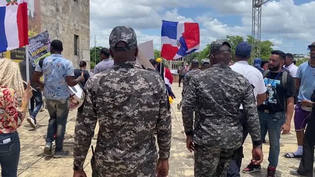 Más policías que manifestantes en defensa de la patria Dominicana