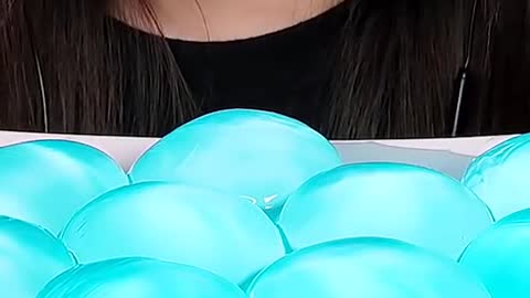 Edible Water Bottle #zoeyasmr #zoeymukbang #bigbites #mukbang #asmr #food #먹방 #틱톡푸드 #ediblewater #wa