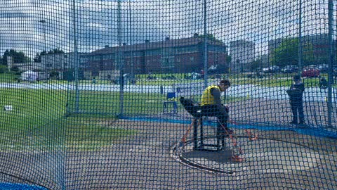 Seated club throw