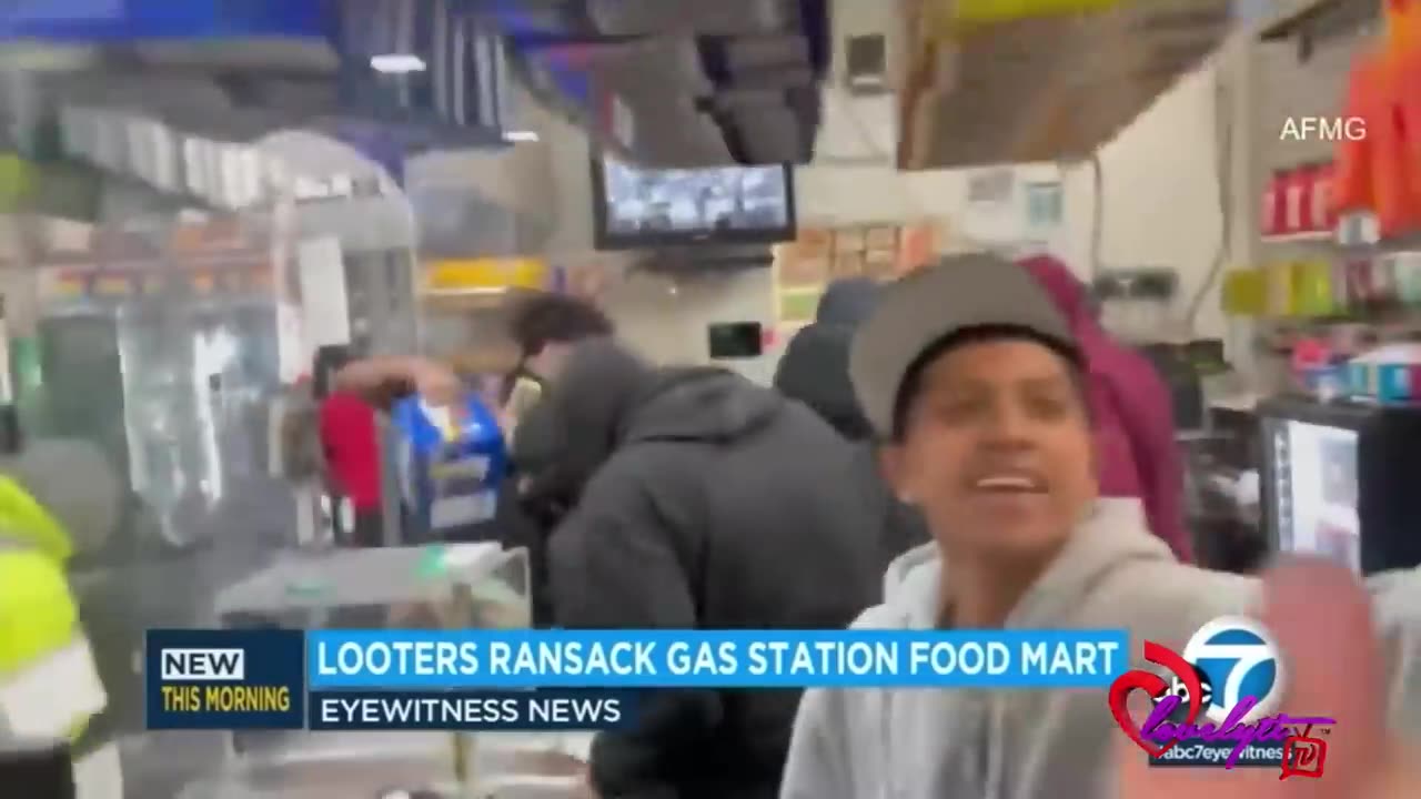 Hundreds of teens flood & terrorize downtown Chicago & Compton Cali +Andrew Tate disses Chicago