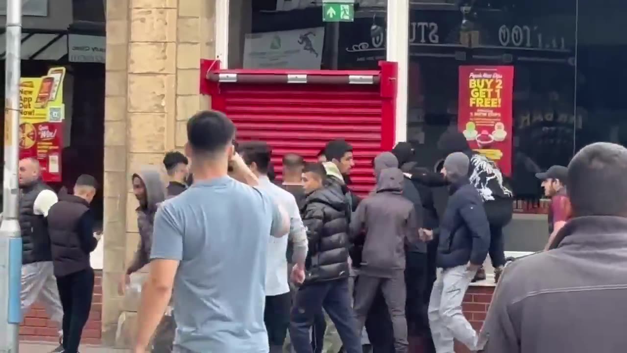 🇬🇧 Una folla violenta di immigrati attacca qualsiasi persona sia di pelle bianca