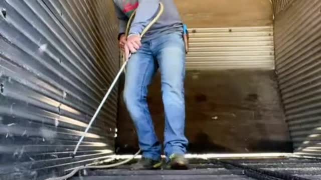 POV: it's your last silage wagon you-have to clean out