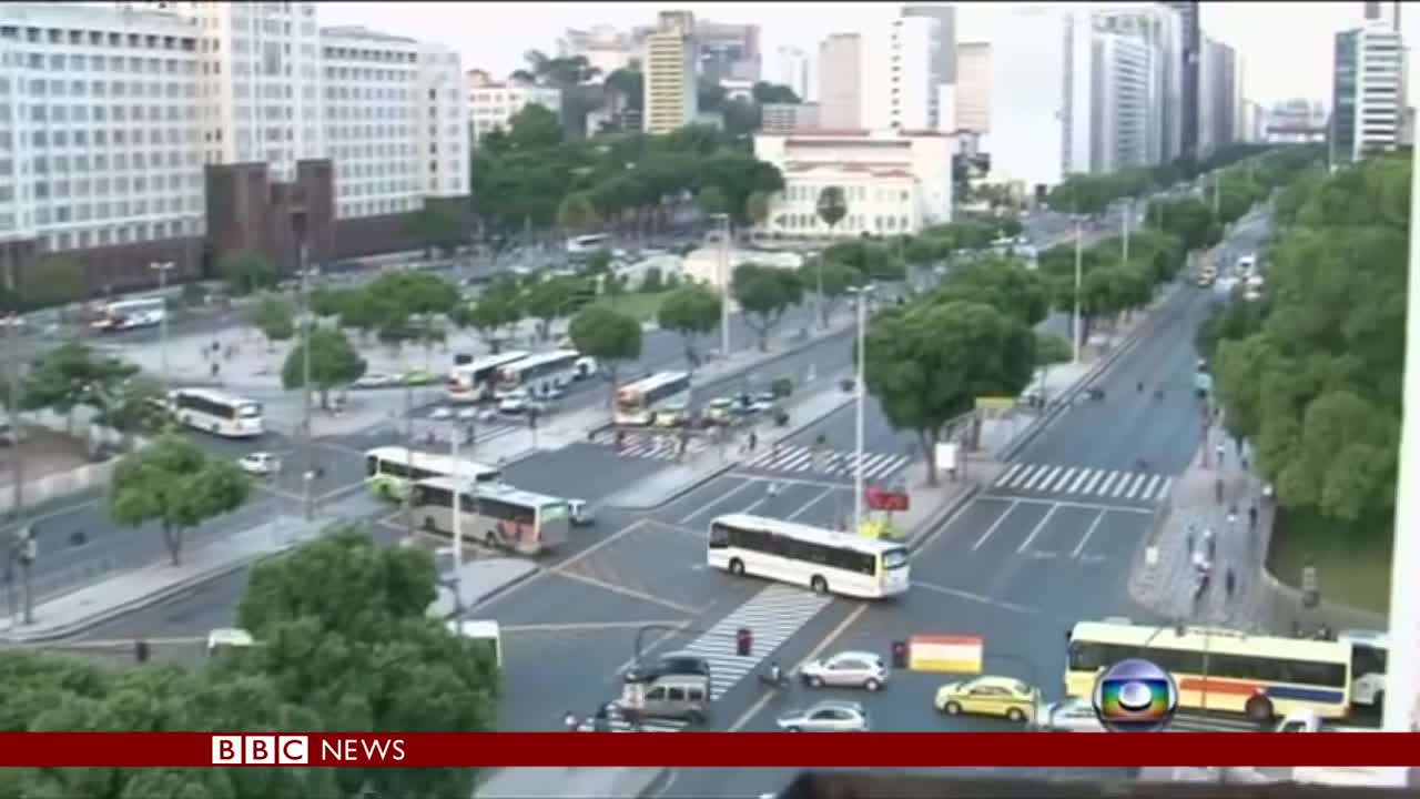 Rio robbery attempt filmed by TV crew - BBC News