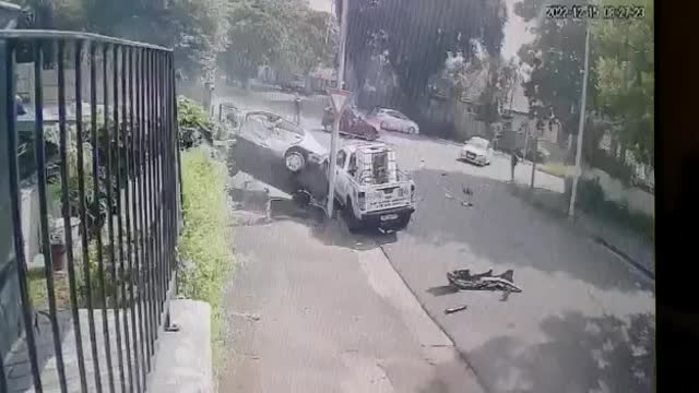 Suspects’ crashes car into Glenwood street pole caught on camera
