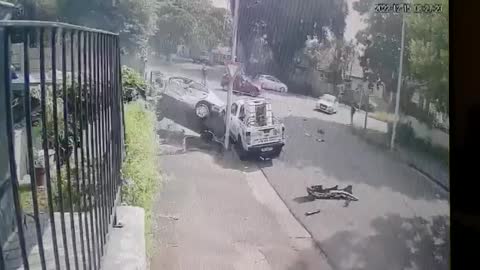 Suspects’ crashes car into Glenwood street pole caught on camera