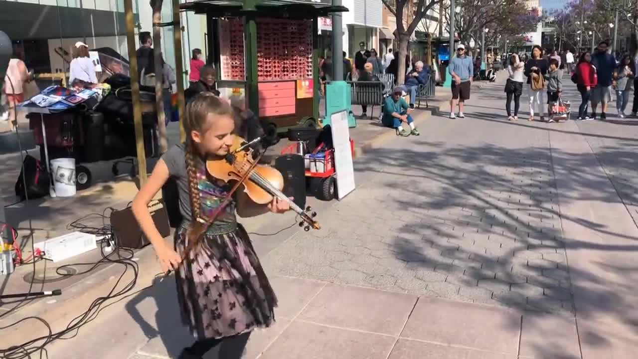 Even the dog was AMAZED - Somewhere over the rainbow - Street performance