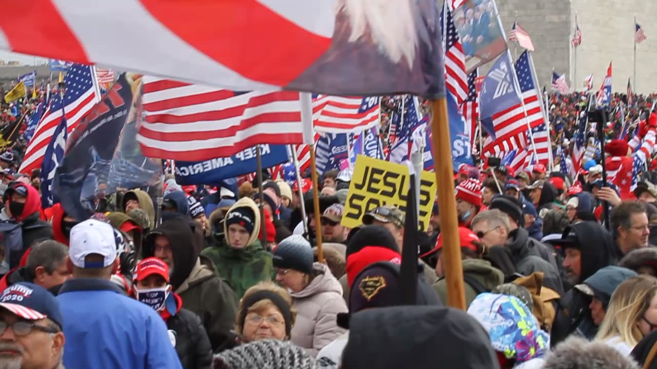 "Gloria" playing and panning the crowd