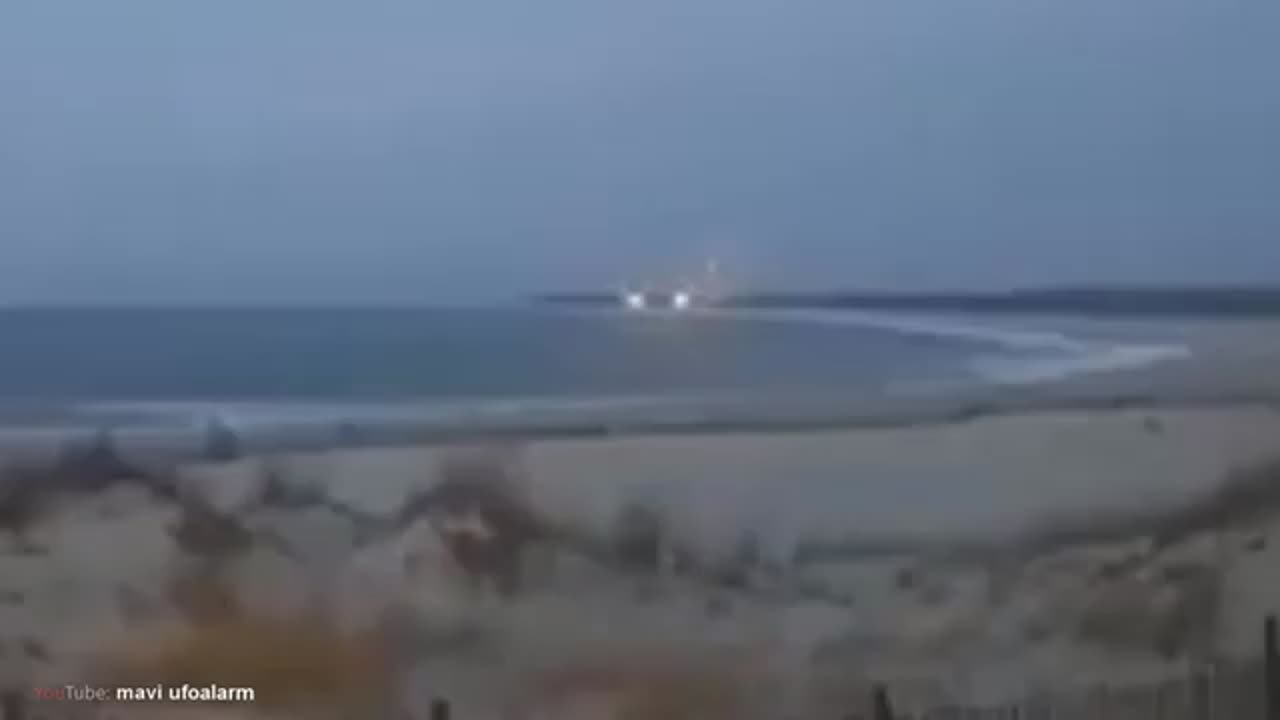 Des dizaines d'OVNIs repérés sur une plage du New Jersey ! Deux yeux sont apparus dans le ciel