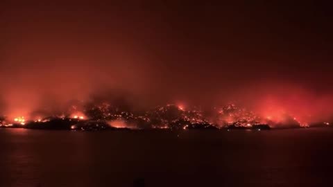 CANADA 🇨🇦 Evacuations are underway as "wildfires" rip through Kelowna, British Columbia.