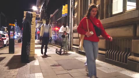 She has no Idea what's behind Her : happiness life Prank