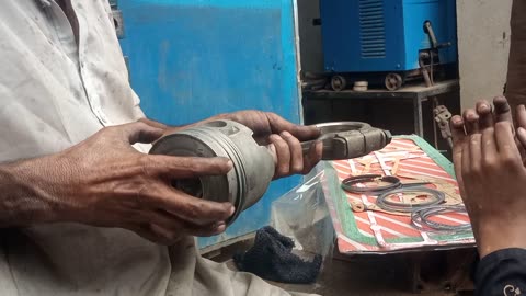 How to change install ring on piston?