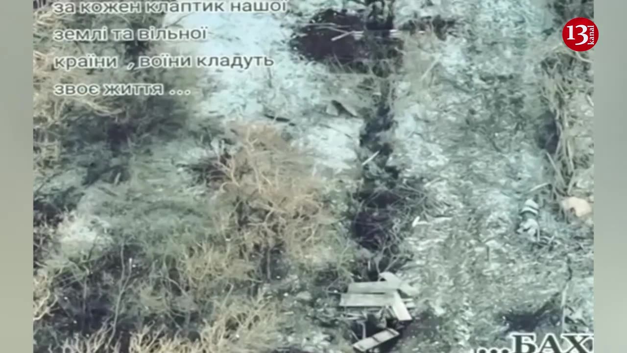 Ukrainian troops attack Russians' trench - open fire at close range