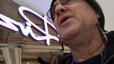 Lägger ut broschyrer i Mariebergs köpcentrum 7 Okt. 2021