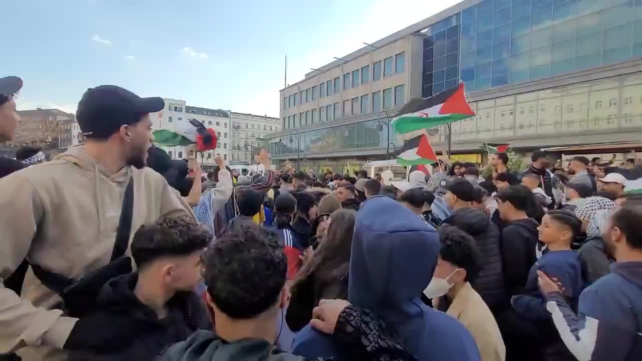 Berlin: pro-Palestine Muslim migrants yell: "Shit Jews!" and "You dirty Jews!"