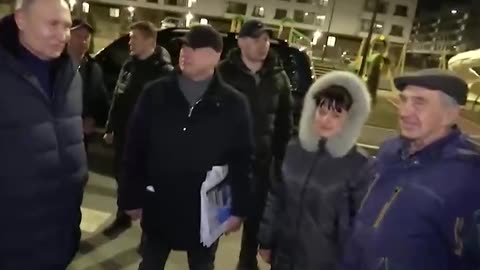 ΠΟΥΤΙΝ ΕΠΙΣΚΕΠΤΕΤΑΙ ΚΑΤΟΙΚΟΥΣ ΣΤΗΝ ΠΡΩΗΝ ΟΥΚΡΑΝΙΚΗ ΜΑΡΙΟΥΠΟΛΗ