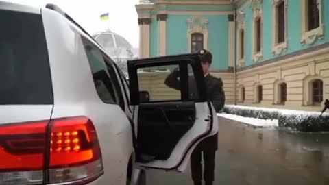 Here's a little video of Rishi Sunak being so short that he has to jump out of the car