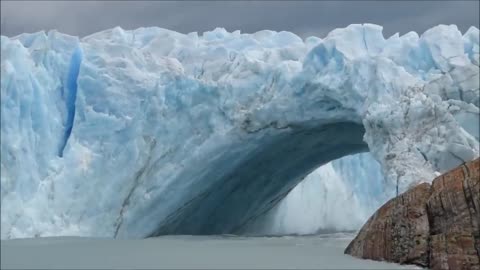 Glacier bridge collapses in Perito Moreno _