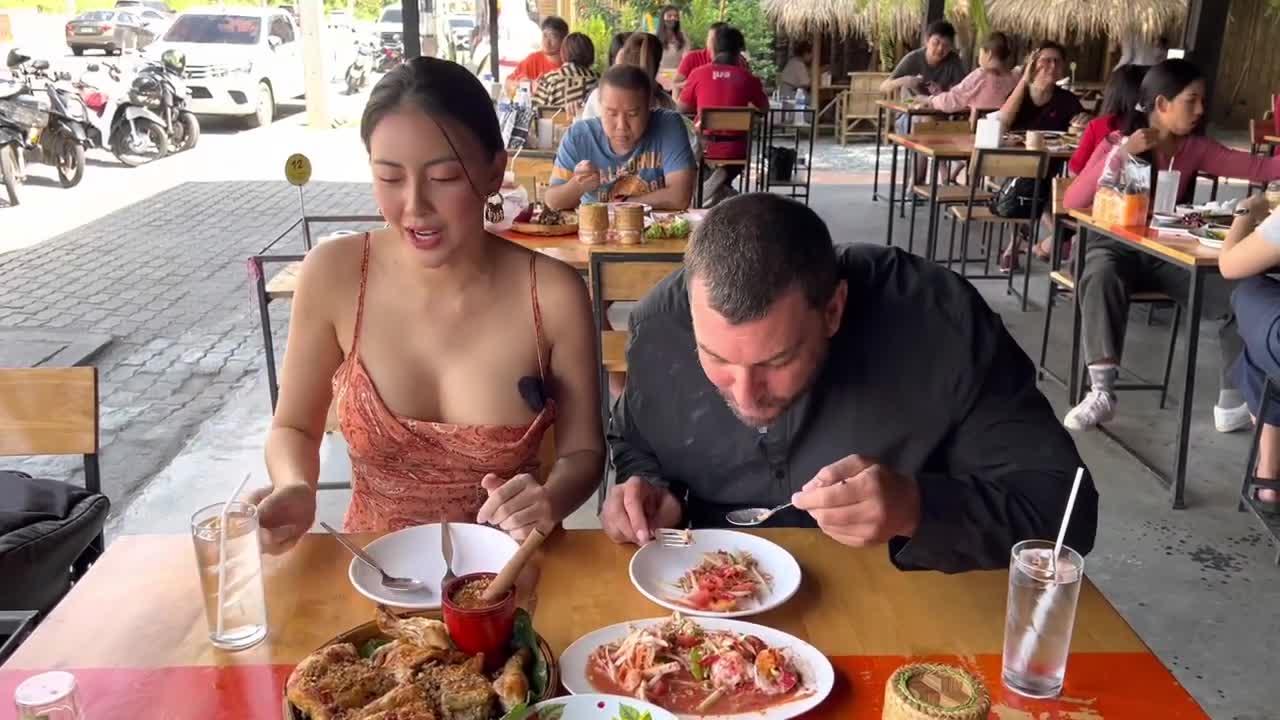 Spicy Thai Girl Made Food & Surprised Me PATTAYA