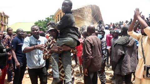School collapse in northern Nigeria leaves 22 dead and more than 100 trapped.mp4