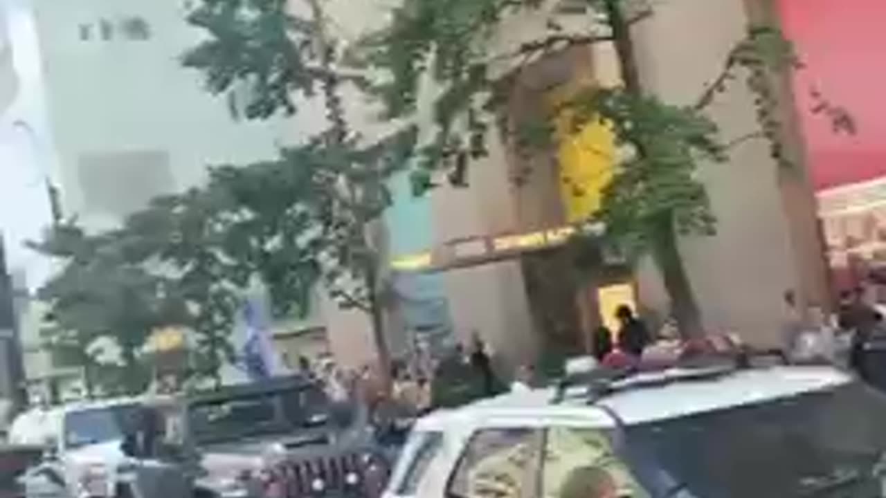 #NYC | Trump Tower Huge caravan shows up to give 45+ love.