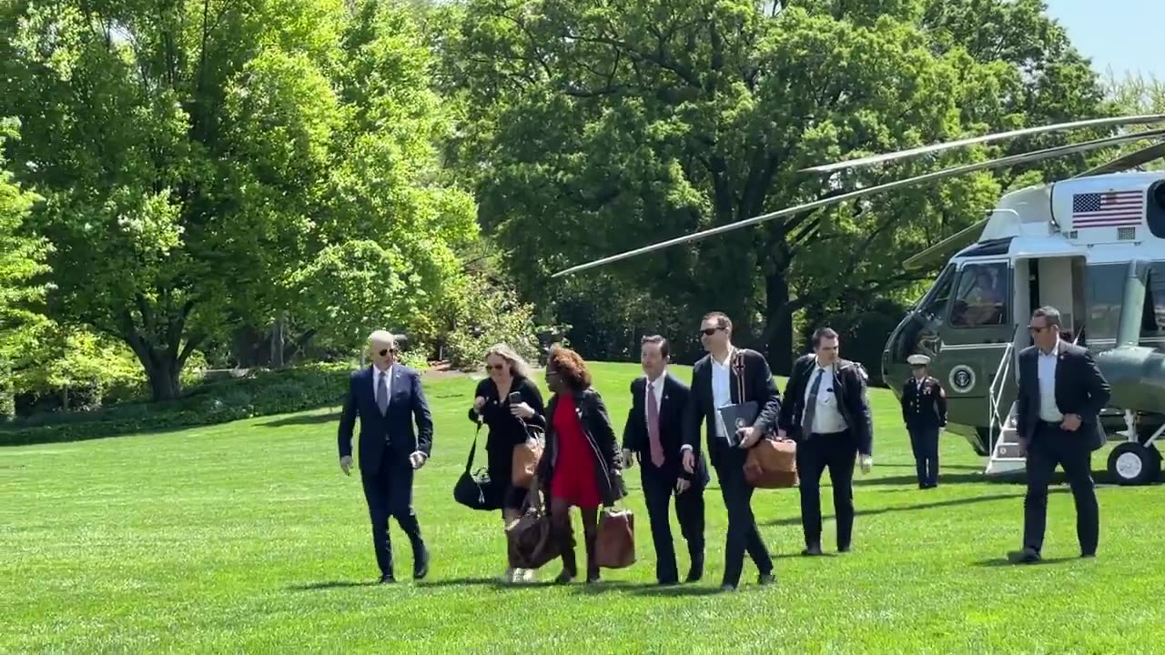 USA: Joe Biden ‘uses team of walkers to hide shuffling gait.’