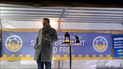DAVID VANDEVEN, Ostsaсhsen TV - BAUTZEN, Kornmarkt, 07 11 2022, 92. MAHNWACHE, Bürgermikrofon