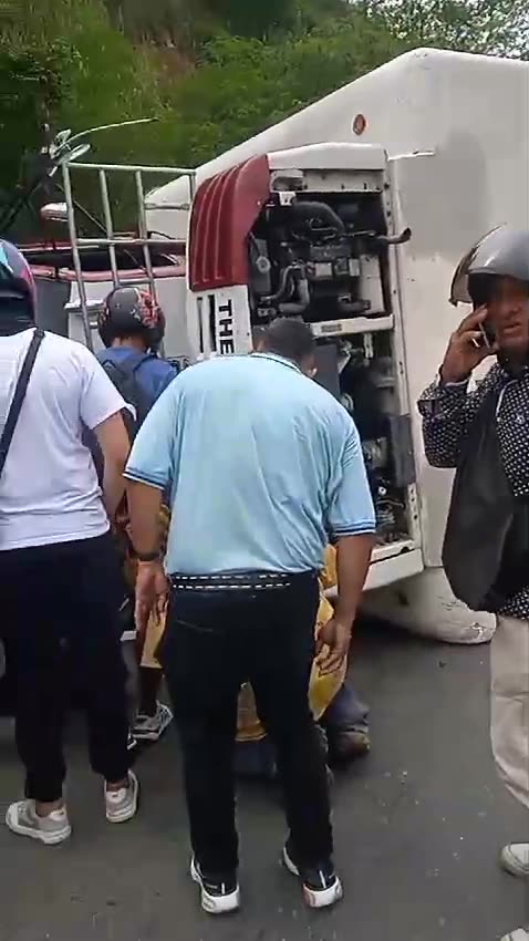 Camión de carga pesada se volcó en la vía Girón-Café Madrid: