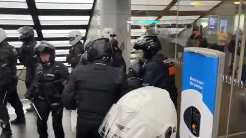 PARIS 04.09.21 - POLICE BEAT TWO WOMEN