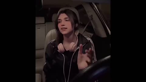 Cute girl sing a song😍