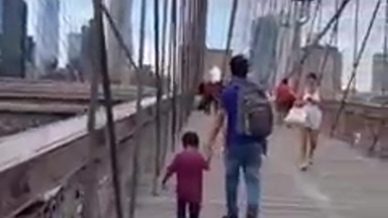 Walking the Brooklyn Bridge in NYC 🇺🇸