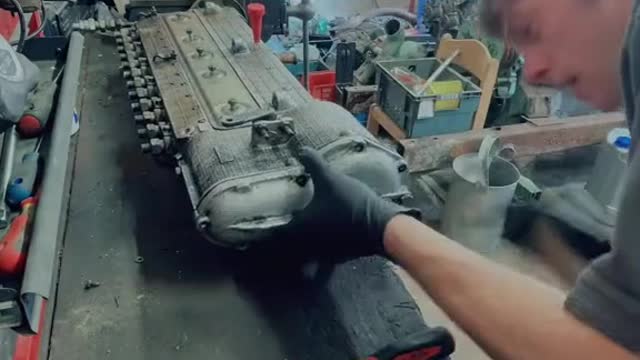 The mechanic dismantles the mechanical