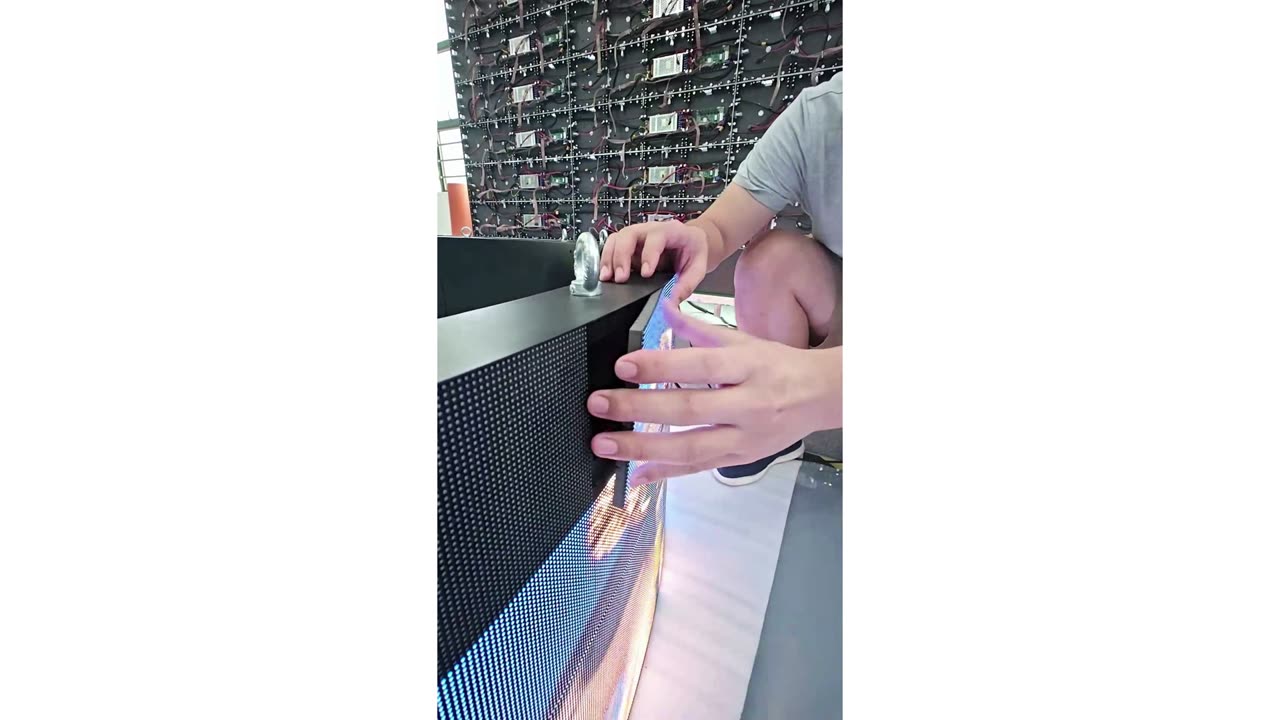 Cylindrical LED display LED flexible module installation process