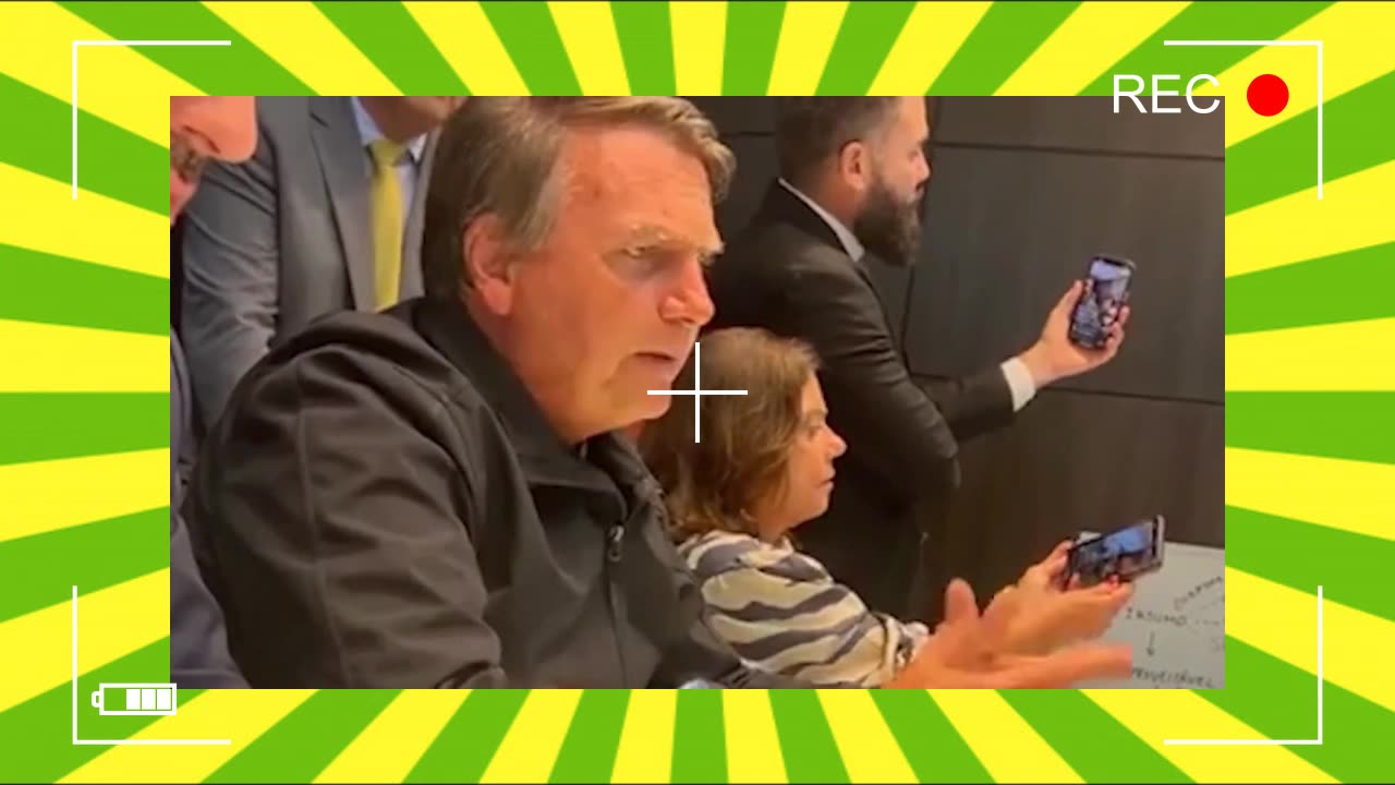 BOLSONARO CONCEDE ENTREVISTA À IMPRENSA.