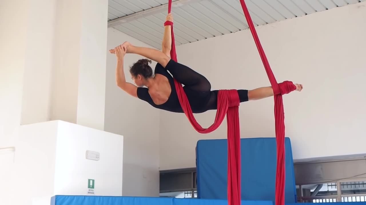 Aerial silks routine - Supremacy