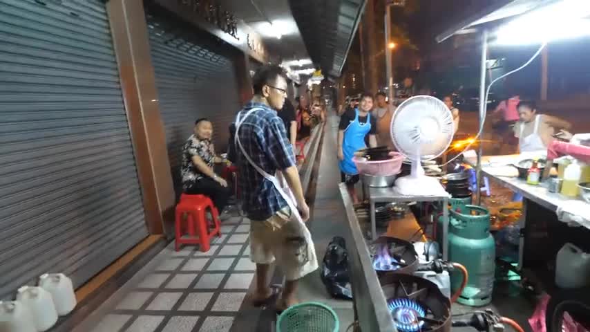 18 ++++ Extreme Thai Street Food - CRAZY TOM YUM Late-Night Food Tour in Bangkok, Thailand!